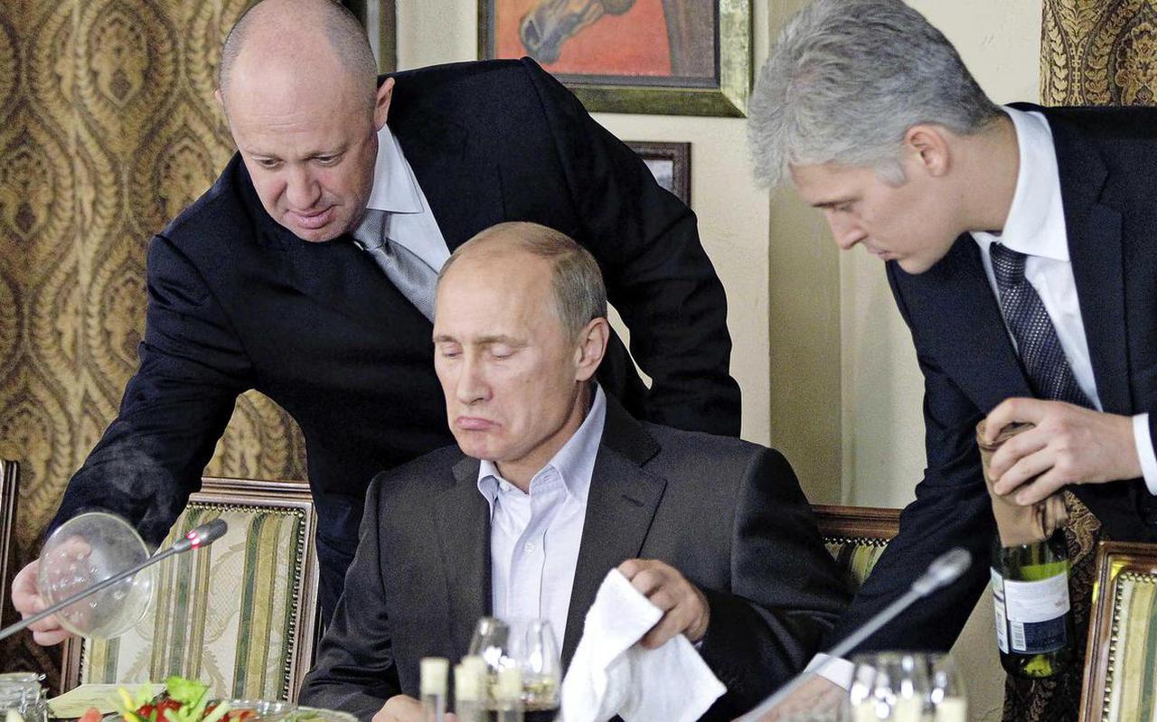 Yevgeny Prigozhin, zakenman en financier van de Wagner-groep, ontvangt Vladimir Poetin in zijn restaurant.