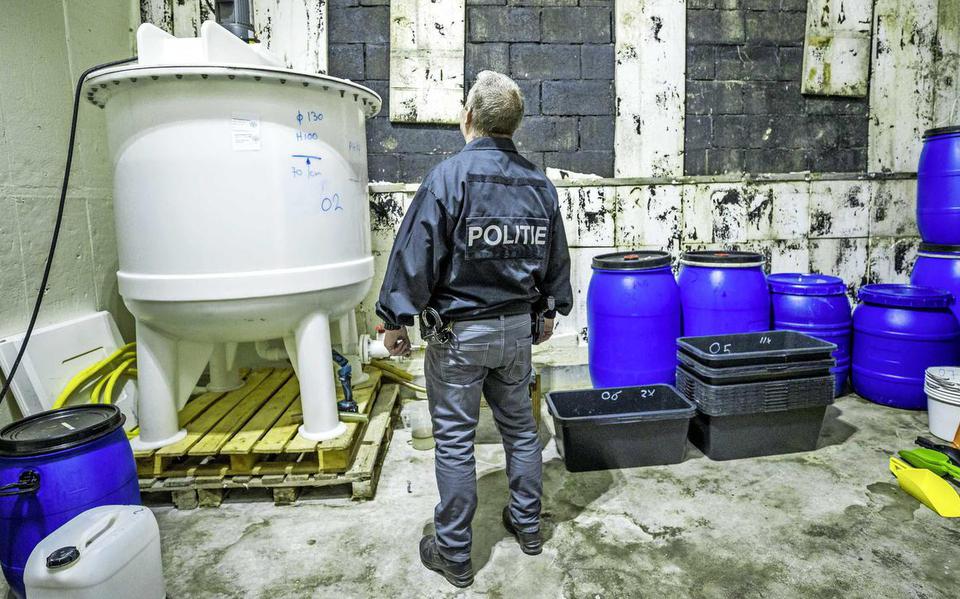 Juli 2021: de politie doet in Nederweert onderzoek in een lab waar op grootschalige wijze crystal meth werd geproduceerd.