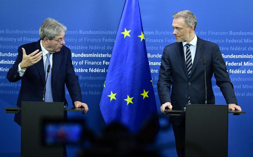 De Italiaanse Eurocommissaris Paolo Gentiloni (links) en de Duitse minister van Financiën Christian Lindner staan de pers te woord na afloop van hun vooroverleg voor de Europese top van volgende week.