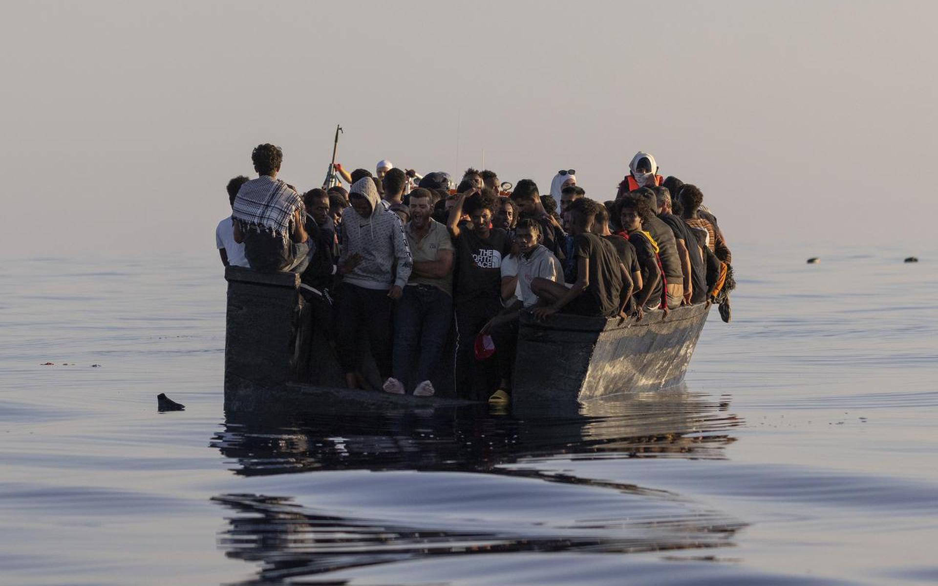Een schip bomvol vluchtelingen onderweg van Tunesië naar het Italiaanse eiland Lampedusa.