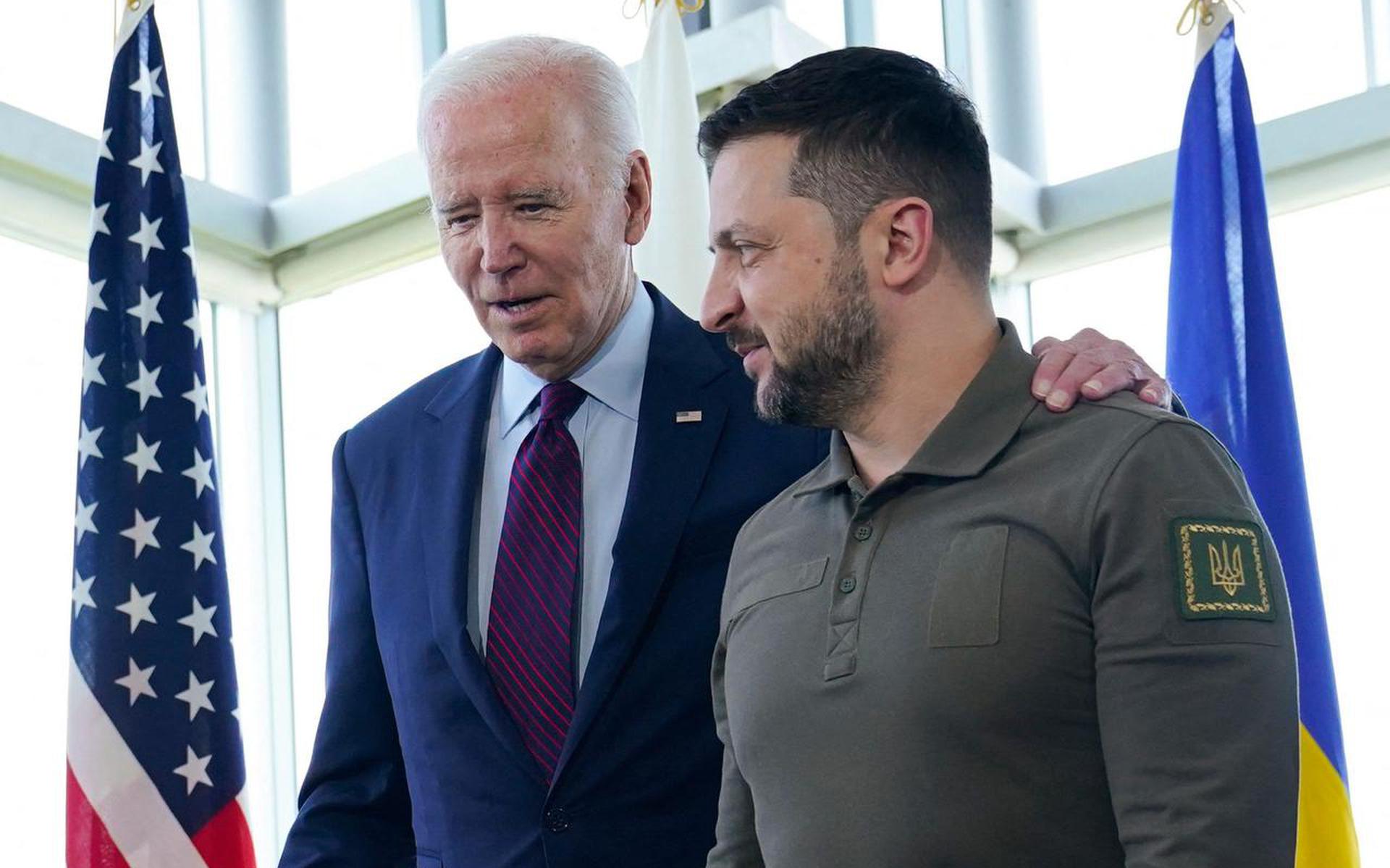 De Oekraïense president Volodymyr Zelensky (rechts) had dit weekend een ontmoeting met zijn Amerikaanse ambtgenoot Joe Biden tijden de G7-top in het Japanse Hiroshima.