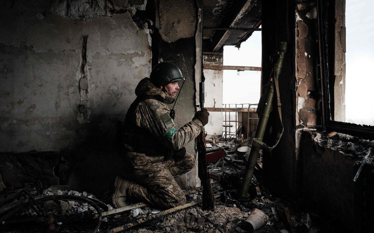 Een Oekraïense militair houdt de wacht, ergens in Bachmoet.