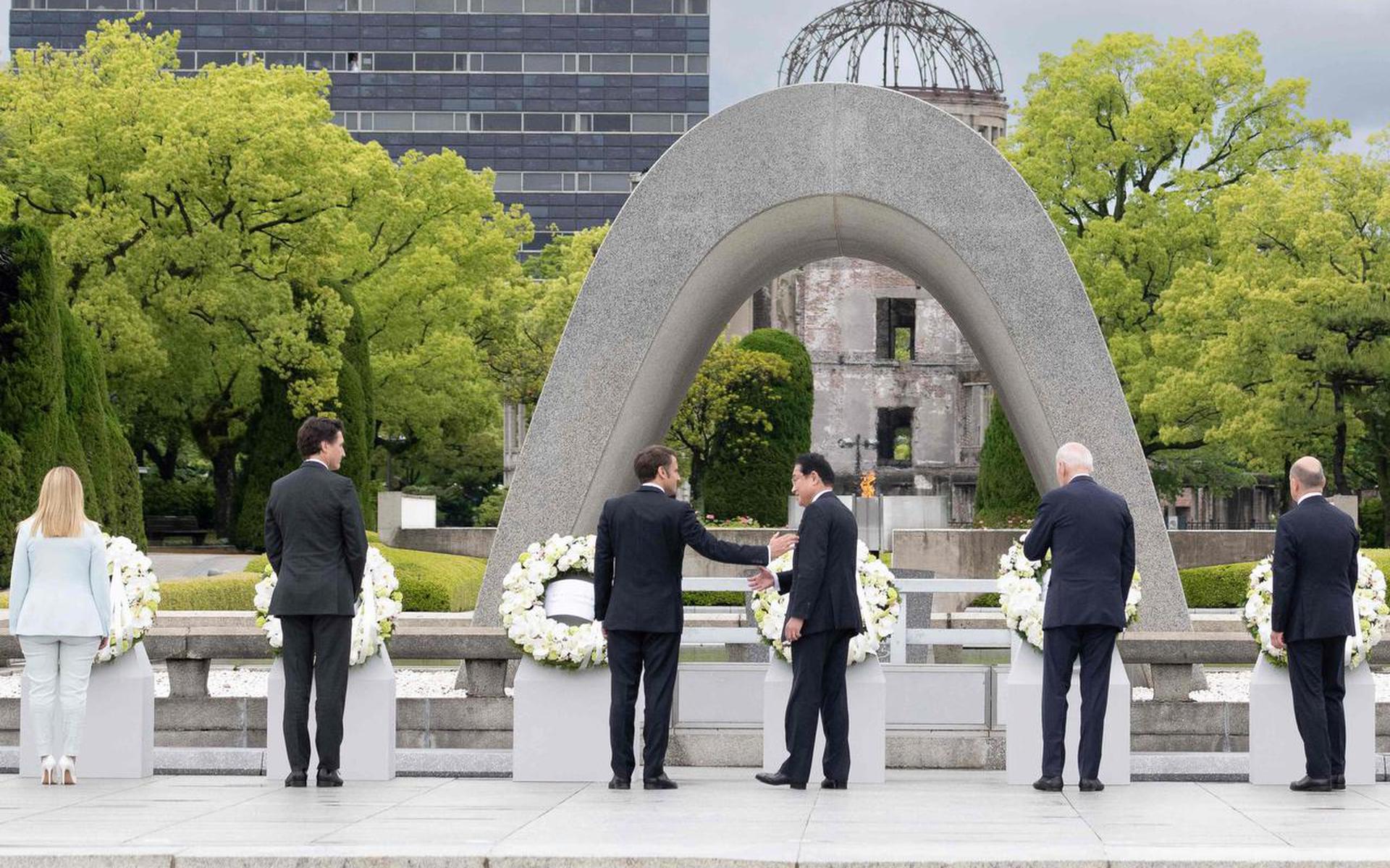 De regeringsleiders die in Hiroshima bijeen zijn legden vrijdag kransen voor de slachtoffers van de atoombom in 1945. Van links naar rechts: de Italiaanse premier Giorgia Meloni, haar Canadese collega Justin Trudeau, de Franse president Emmanuel Macron, de Japanse premier Fumio Kishida, VS-president Joe Biden en de Duitse kanselier Olaf Scholz.