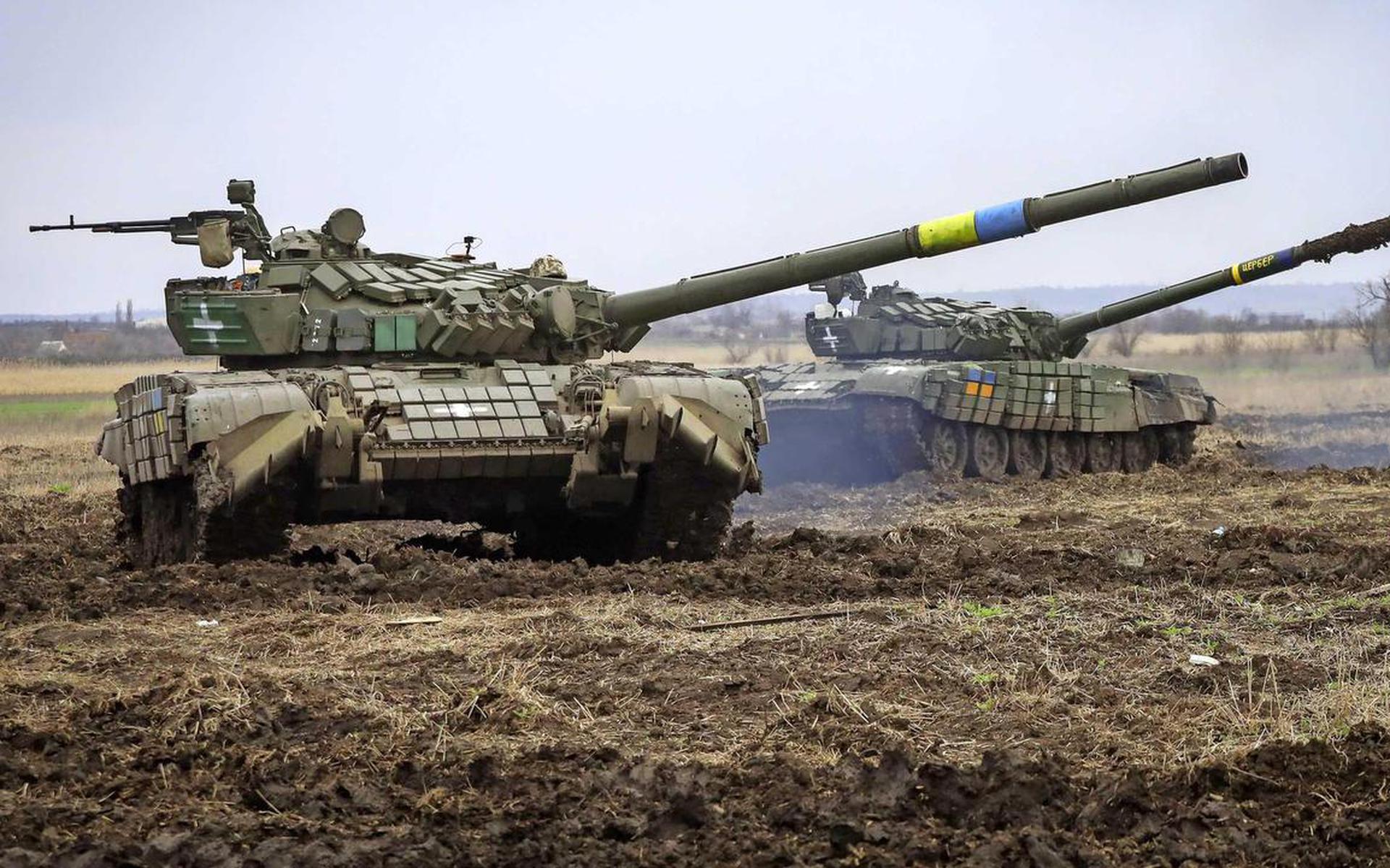 Oekraïense tanks oefenen op een militaire basis in Zaporizja.