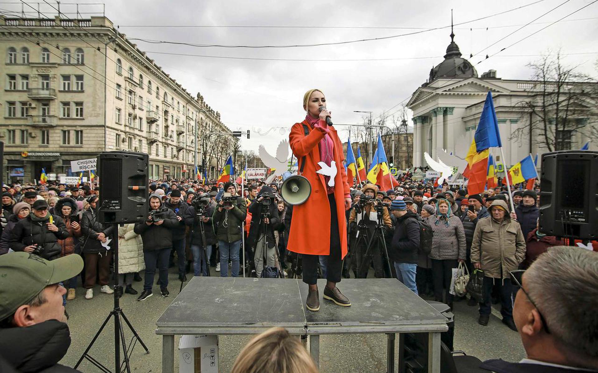 Marina Tauber van de Shor-partij spreekt tijdens een demonstratie tegen de pro-westerse regering.