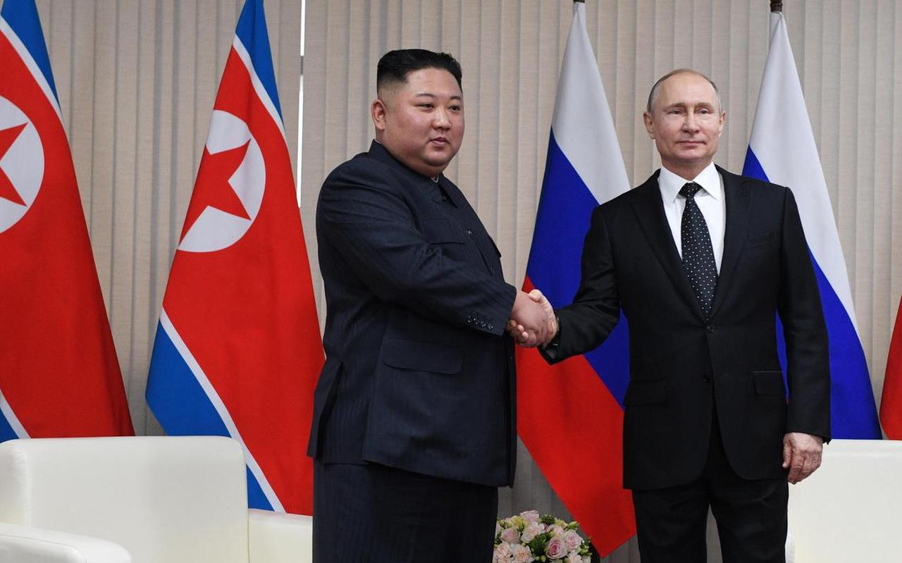Kim Jong-un en Vladimir Poetin in Vladivostok drie jaar geleden. De twee gelden als bondgenoten in hun strijd tegen het Westen. Kim Jong-un en Vladimir Poetin in Vladivostok drie jaar geleden. De twee gelden als bondgenoten in hun strijd tegen het Westen.