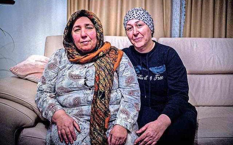 Zussen Kamile (links) en Dilber uit Beringen rouwen om hun familieleden die stierven na de aardbeving in de streek van Kahramanmaras.