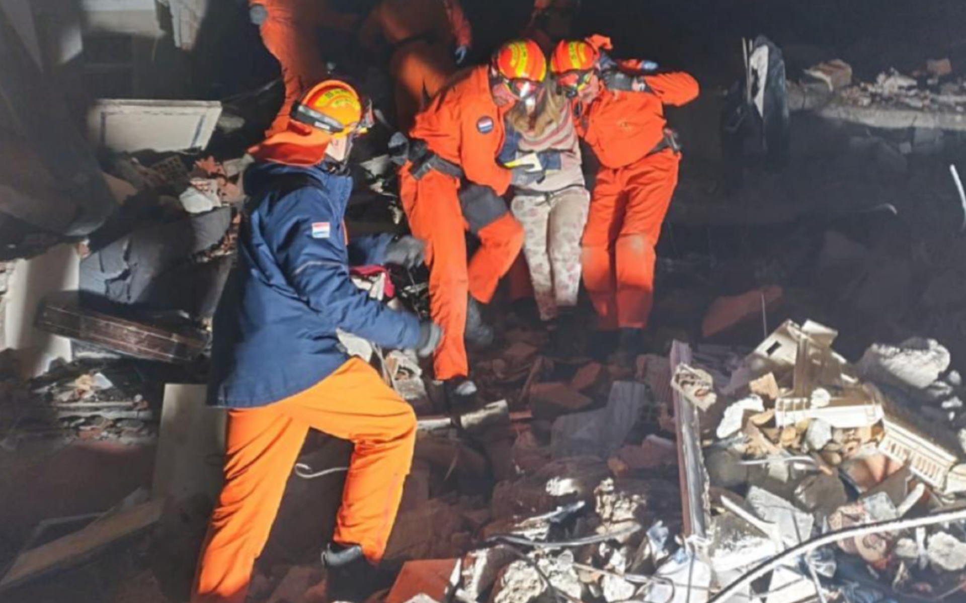 Op eigen beelden van de Nederlandse reddingsploeg is te zien hoe bijna 48 uur na de ramp een slachtoffer uit het puin wordt gedragen.