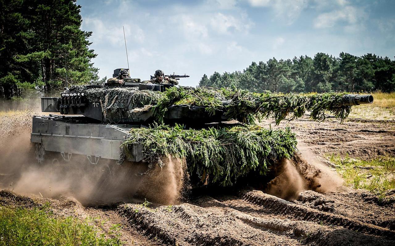 Militairen van de Bundeswehr oefenen met hun Leopard-tank bij het Duitse Augustdorf.