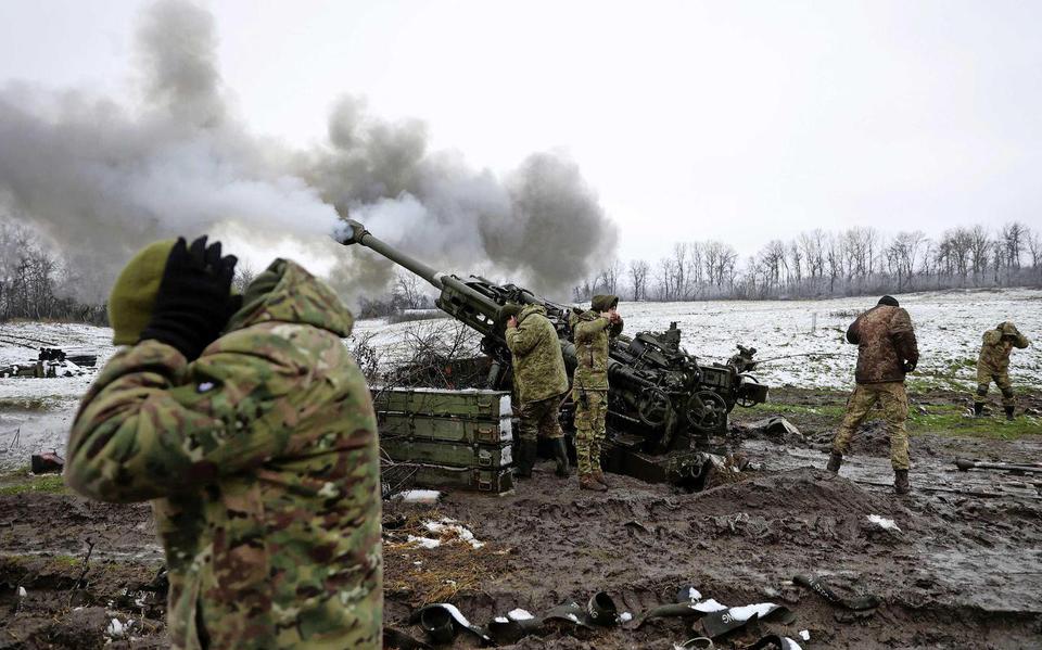 In het geval van mankementen aan westerse wapensystemen – zoals hier de M777 – kunnen Oekraïense soldaten aan het front steeds vaker gebruik maken van westerse hulp op afstand via versleutelde verbindingen.