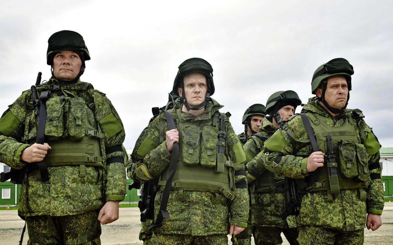 Gemobiliseerde Russische rekruten staan in de houding in de Russische plaats Rostov.