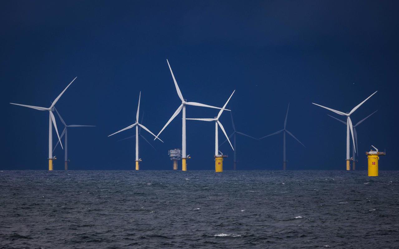 Windmolens van in het  windpark Hollandse Kust Zuid voor de kust tussen Den Haag en Zandvoort. 
