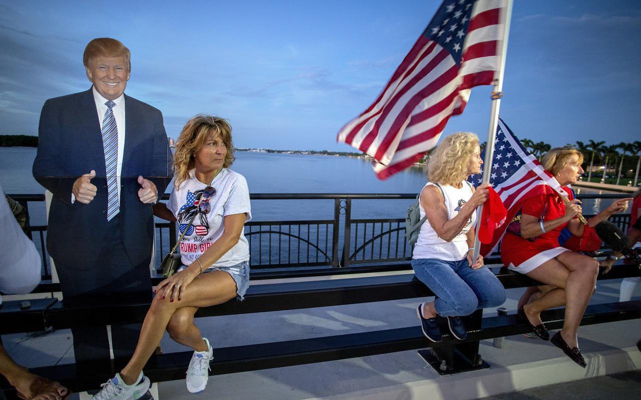 Fans van Donald Trump wachten buiten bij de Mar-a-Lago Club waar hun favoriet aankondigt zich kandidaat te stellen voor het presidentschap in 2024. Fans van Donald Trump wachten buiten bij de Mar-a-Lago Club waar hun favoriet aankondigt zich kandidaat te stellen voor het presidentschap in 2024.