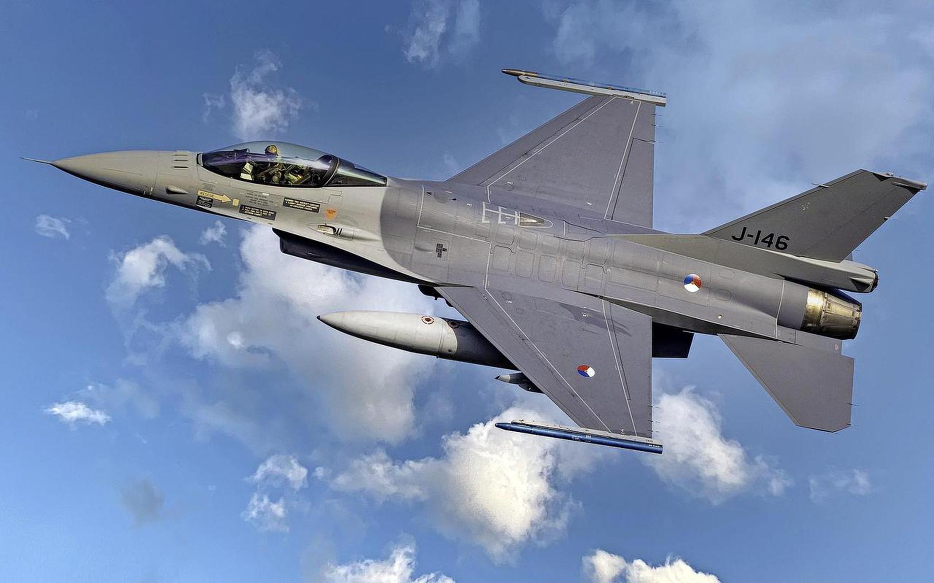 De F-16 voldoet niet meer aan de eisen die Nederland stelt, maar Oekraïne kan niet wachten tot het over dit toestel kan beschikken.