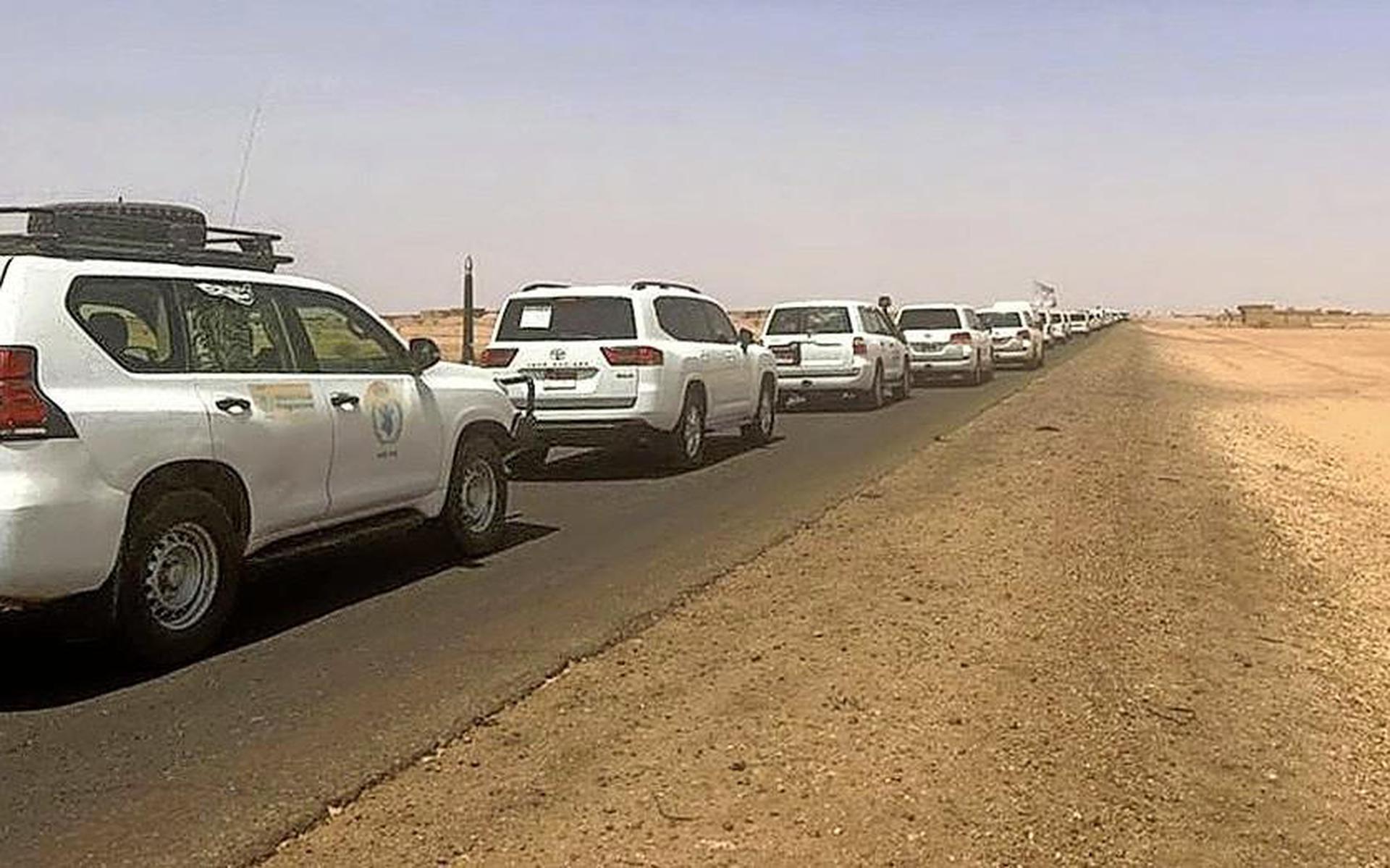 Een lang konvooi van voertuigen van hulporganisaties verlaat Khartoem op weg naar Port Sudan.