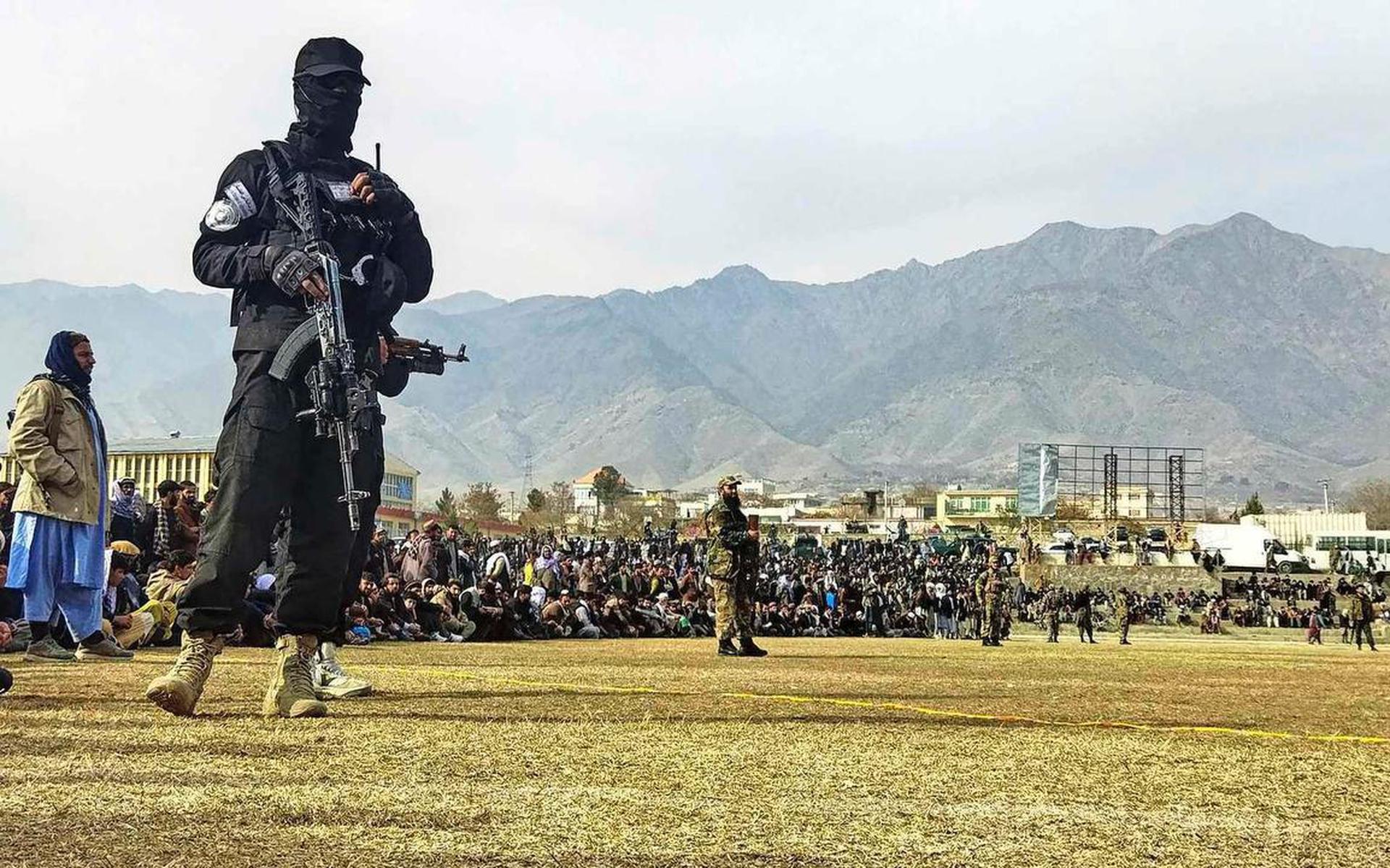December 2022: een Taliban-bewaker houdt een oogje in het zeil tijdens een openbare geseling van 27 Afghaanse mannen en vrouwen in een voetbalstadion in de plaats Charikar.