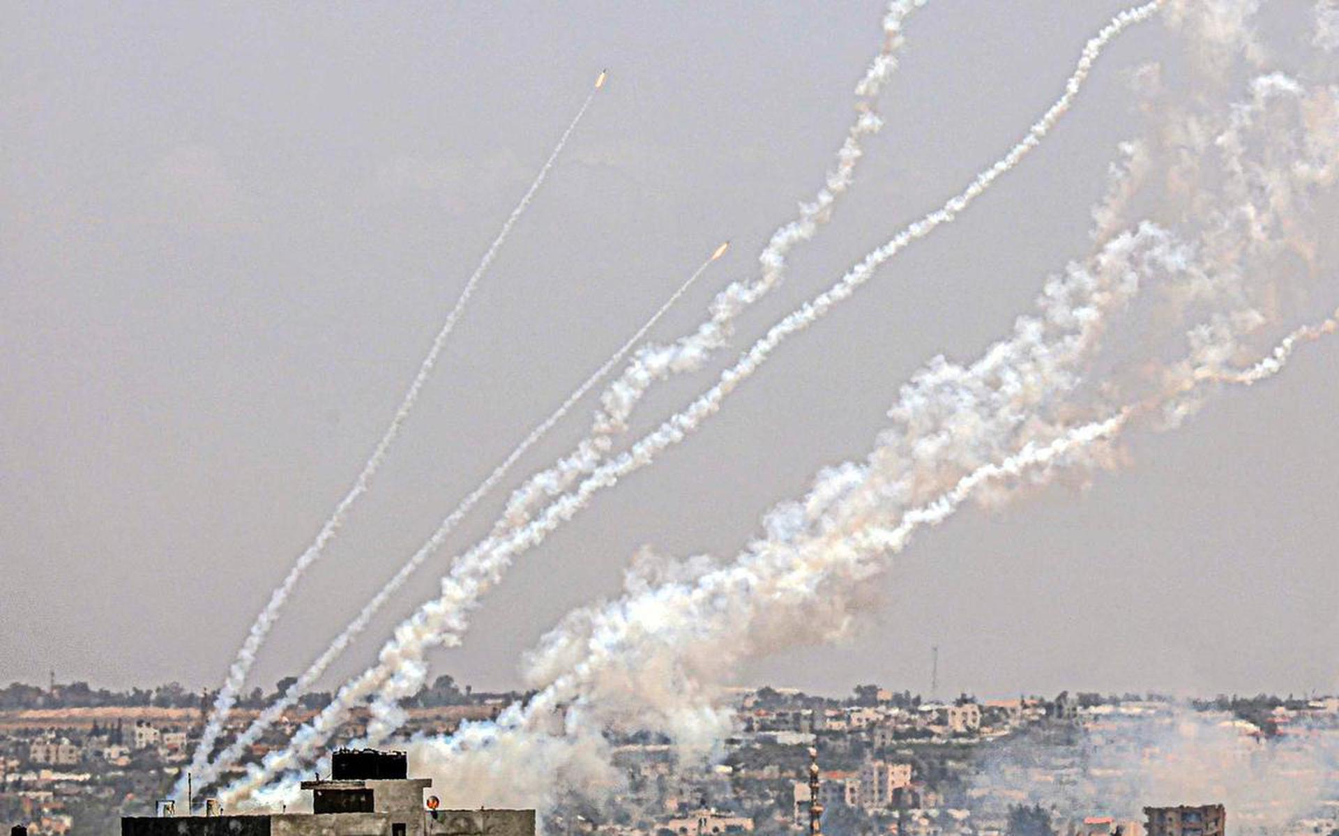 Raketten zaterdag vanuit de Palestijnse Gazastrook richting Israëlisch grondgebied.