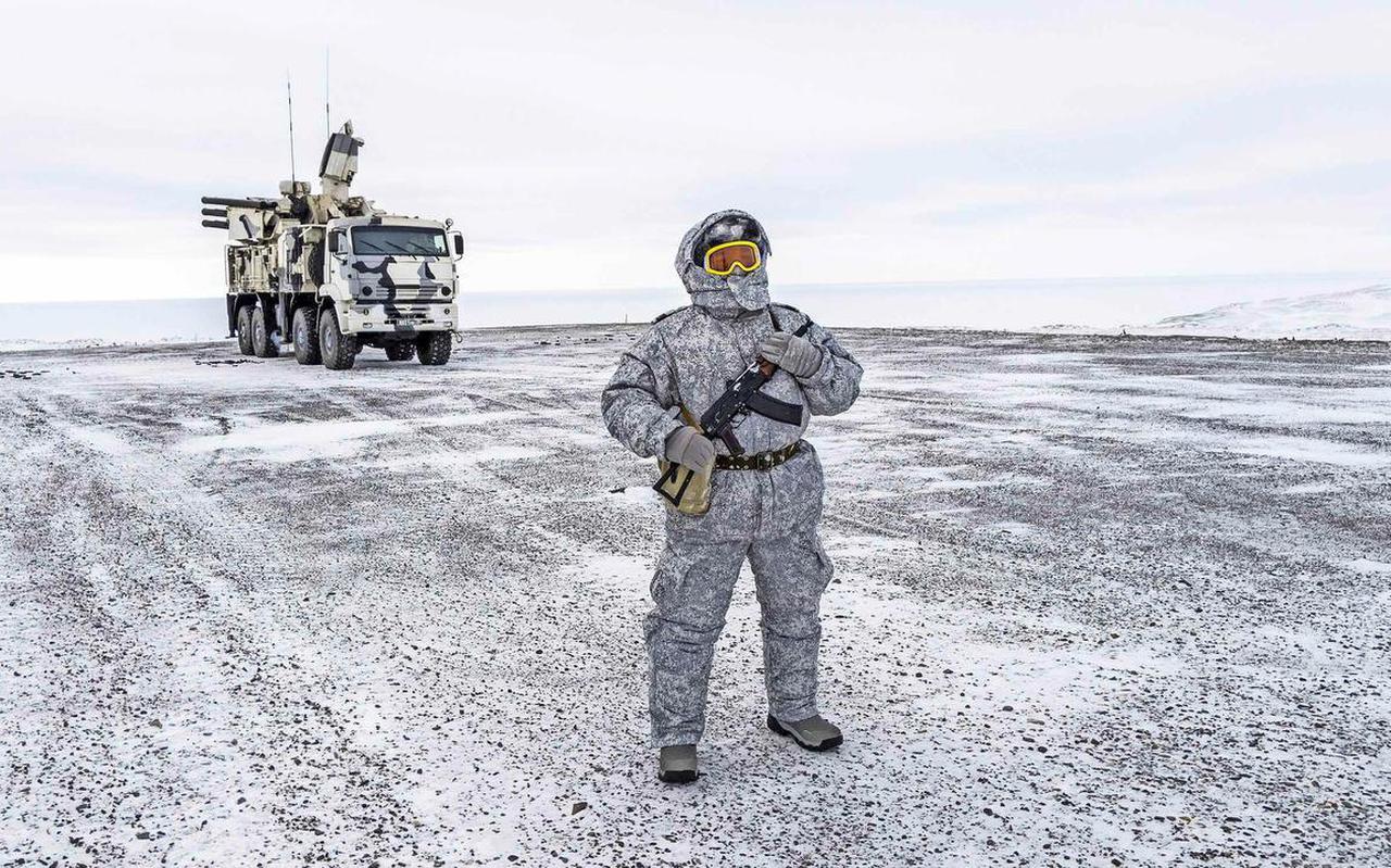 Een Russische soldaat patrouilleert in de ijzige kou in het Noordpoolgebied.