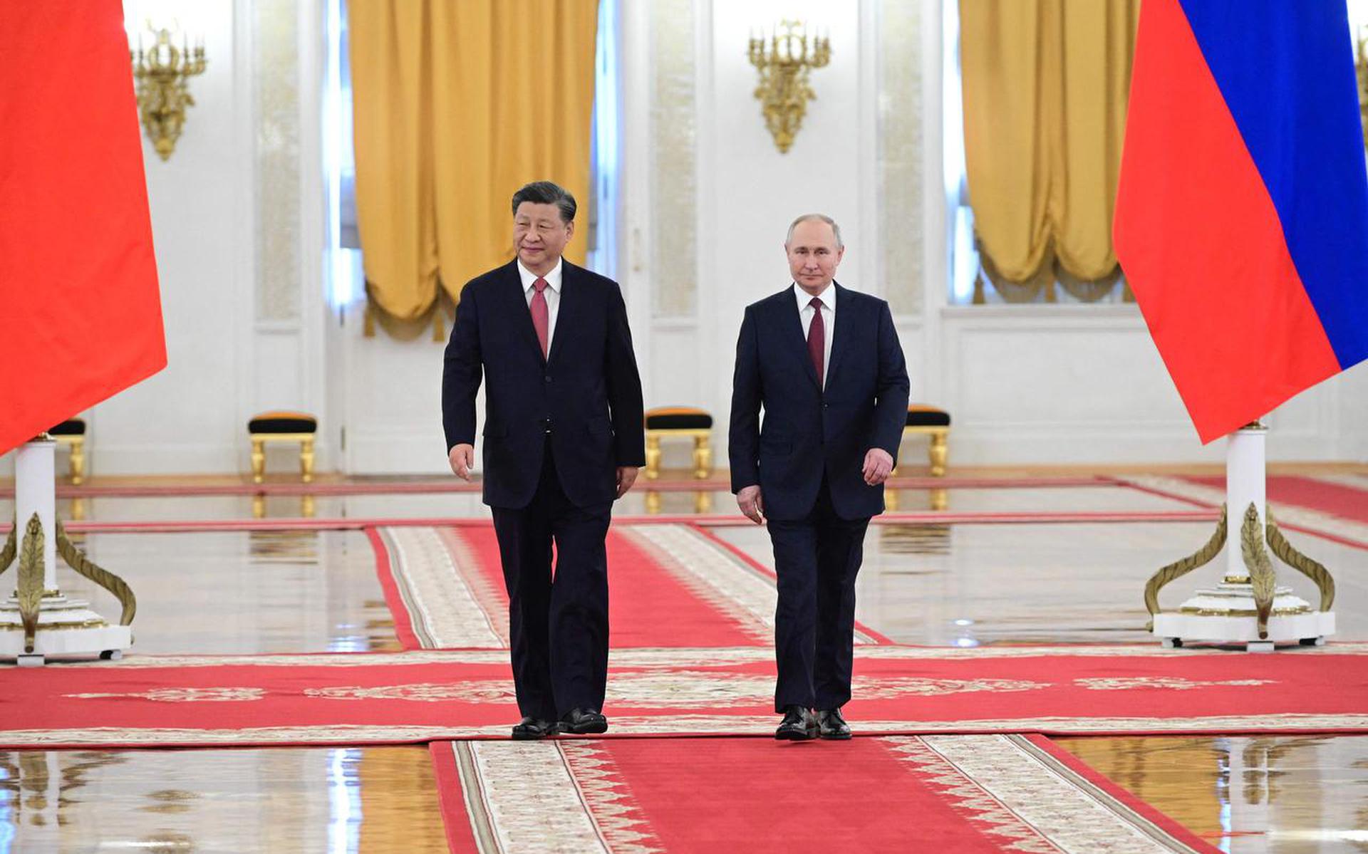 De Chinese president Xi Jinping (links) werd dinsdag met veel ceremonieel ontvangen door de Russische president Vladimir Poetin in het Kremlin.