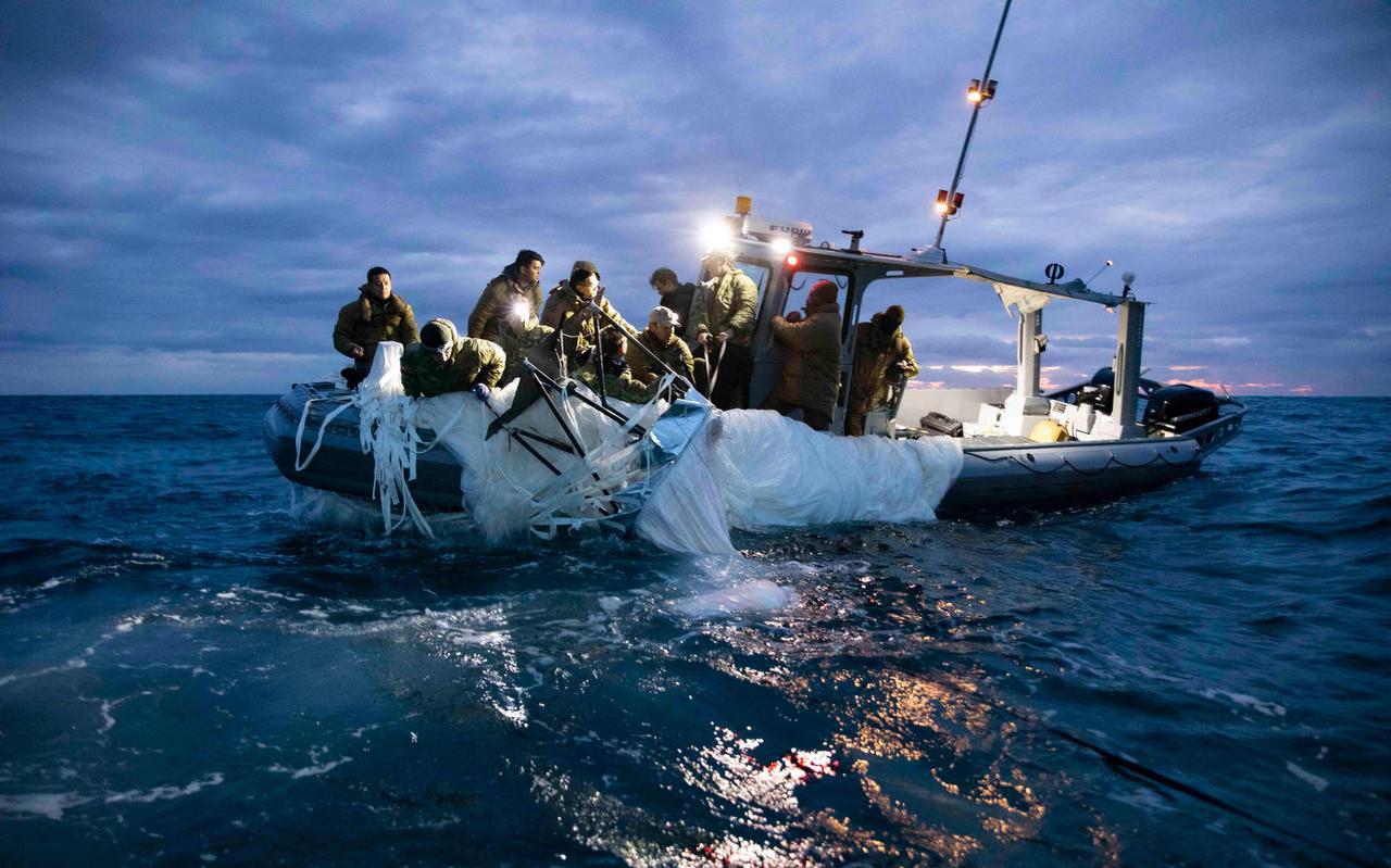 Een team van de Amerikaanse marine bergt wrakstukken van de Chinese spionageballon.
