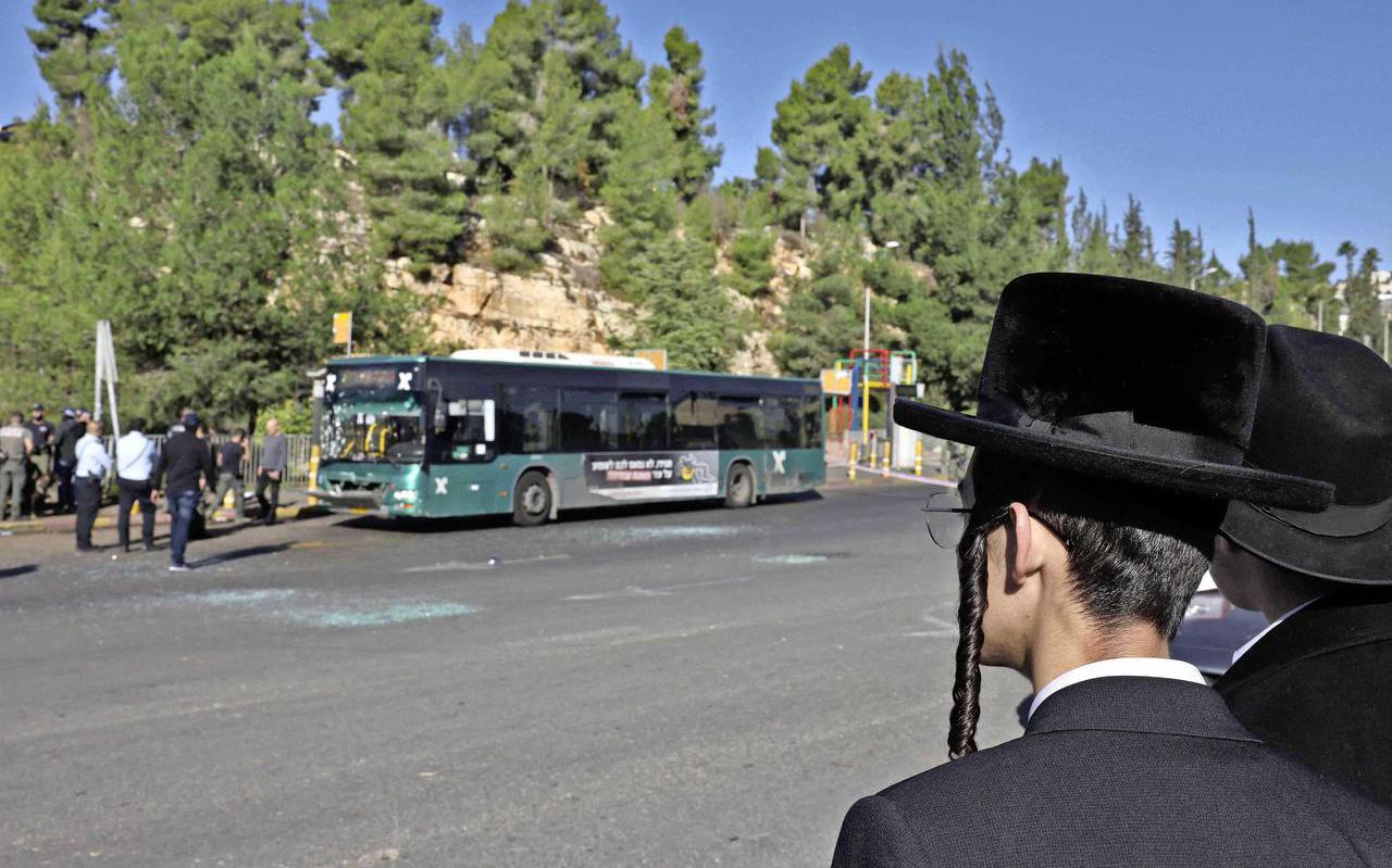 Israël werd woensdagmorgen opgeschrikt door twee bomaanslagen bij drukke bushaltes in Jeruzalem.