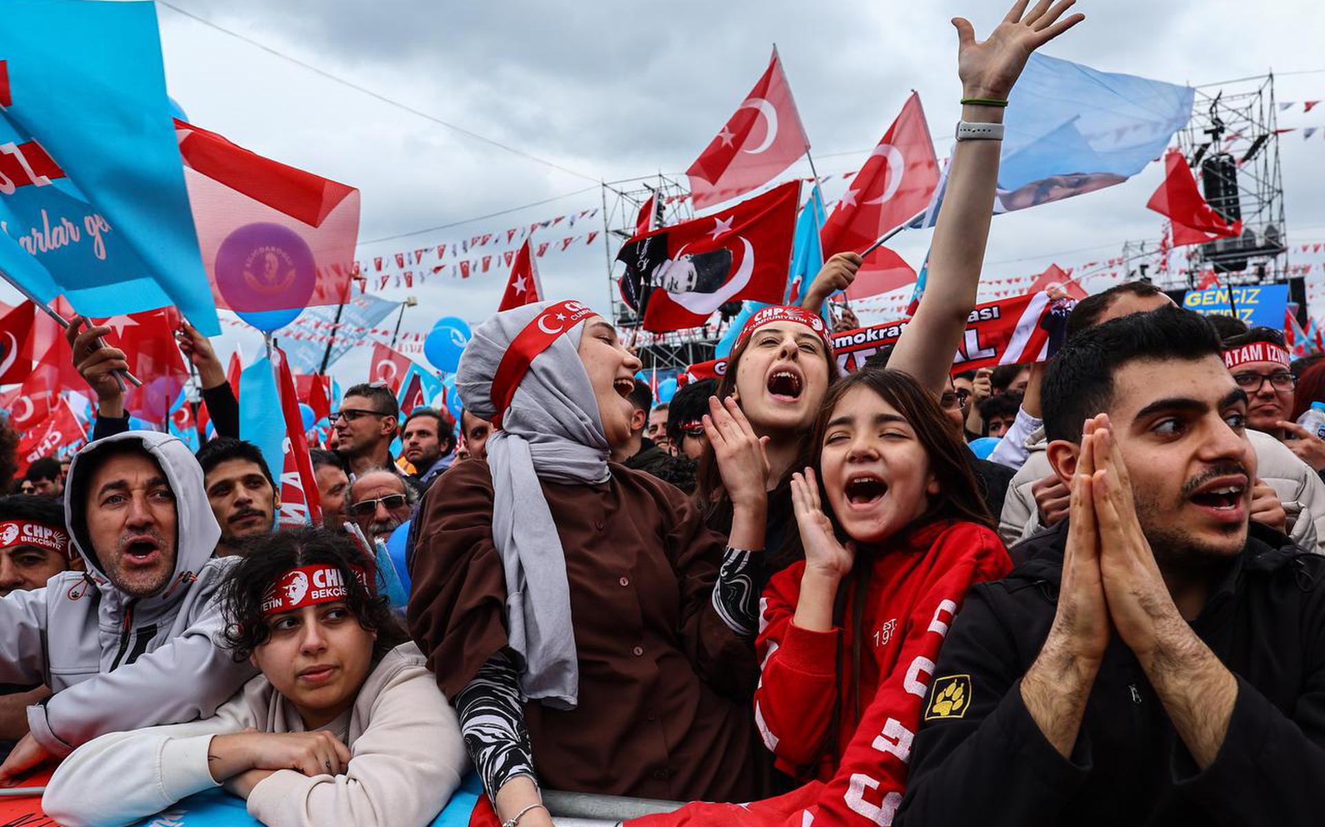 epa10612769 Supporters of Turkish presidential candidate Kemal Kilicdaroglu (not pictured), leader of the opposition Republican People's Party (CHP), attend his election campaign event in Istanbul, Turkey, 06 May 2023. Turkey will hold its general election on 14 May 2023 with a two-round system to elect its president, while parliamentary elections will be held simultaneously.  EPA/SEDAT SUNA
