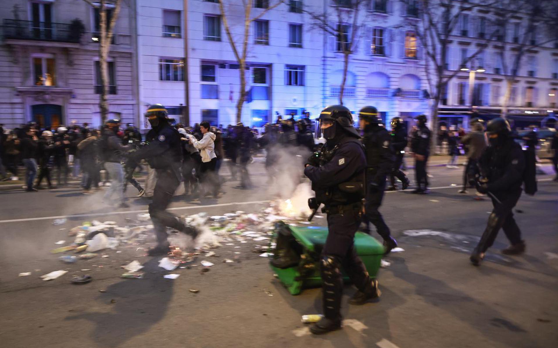 Op de Place Vauban in Parijs kwam het maandagavond tot confrontaties tussen betogers en de oproerpolitie.
