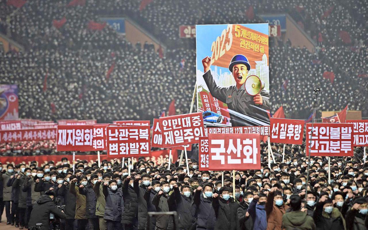 Propagandabijeenkomsten zoals deze in een stadion in Pyongyang, moeten Noord-Koreanen op het rechte pad houden.