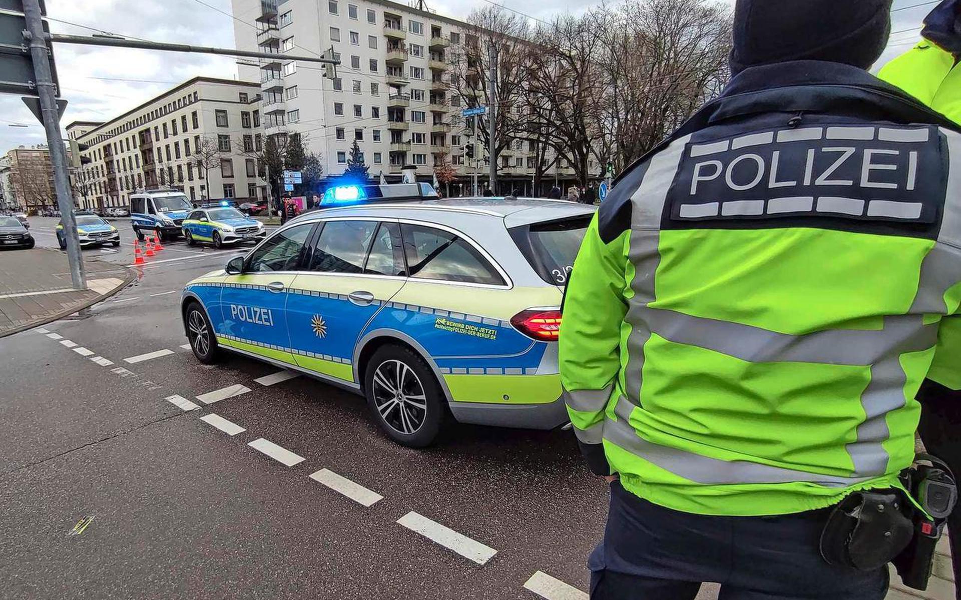 Politiediensten in Karlsruhe zijn massaal opgetrommeld wegens een gijzeling in een apotheek.
