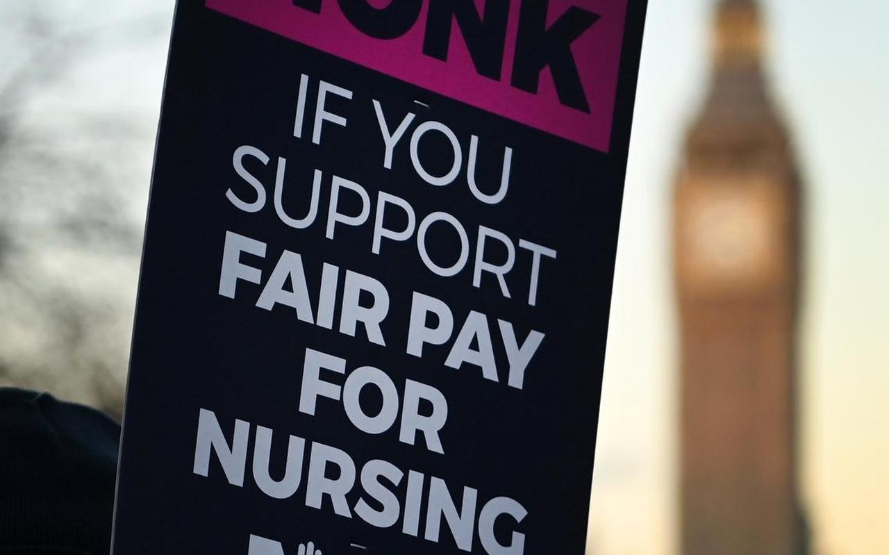 epa10367024 A protest placrad as NHS nurses picket outside St.Thomas' Hospital in London, Britain, 15 December 2022. NHS nurses in Britain have gone on strike making it the largest strike in NHS history. Tens of thousands of nurses have walked out in a dispute over pay and conditions. Meanwhile thousands of operations have been canceled due to the strikes that will cause chaos to the NHS over the festive period. EPA/ANDY RAIN epa10367024 A protest placrad as NHS nurses picket outside St.Thomas' Hospital in London, Britain, 15 December 2022. NHS nurses in Britain have gone on strike making it the largest strike in NHS history. Tens of thousands of nurses have walked out in a dispute over pay and conditions. Meanwhile thousands of operations have been canceled due to the strikes that will cause chaos to the NHS over the festive period. EPA/ANDY RAIN