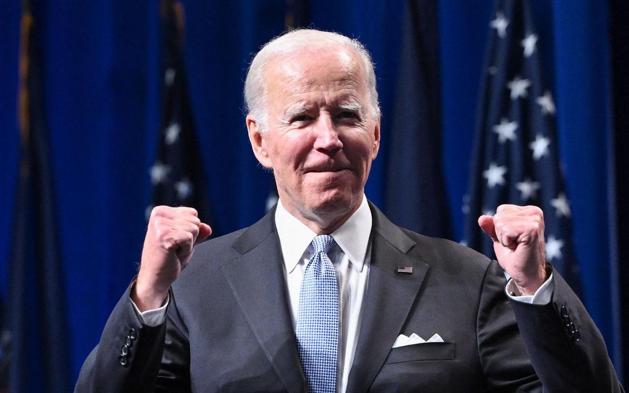 TOPSHOT - US President Joe Biden gestures as he arrives to speak at a reception for the Pennsylvania Democratic Party in Philadelphia on October 28, 2022. (Photo by MANDEL NGAN / AFP)