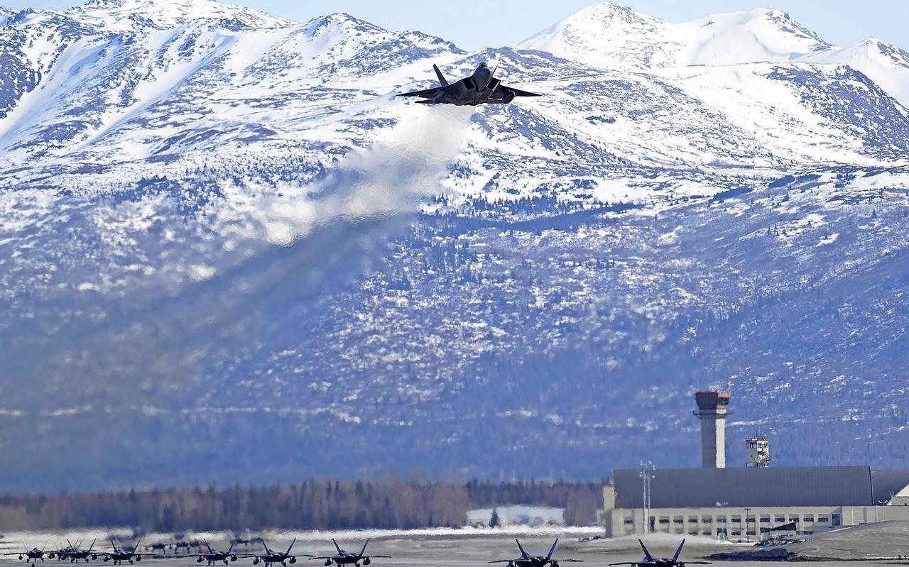 Een F-22 Raptor stijgt op van vliegbasis Elmendorf-Richardson in de Amerikaanse staat Alaska (maart 2019). Een F-22 Raptor stijgt op van vliegbasis Elmendorf-Richardson in de Amerikaanse staat Alaska (maart 2019).
