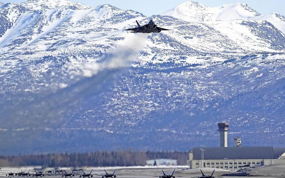 Een F-22 Raptor stijgt op van vliegbasis Elmendorf-Richardson in de Amerikaanse staat Alaska (maart 2019).