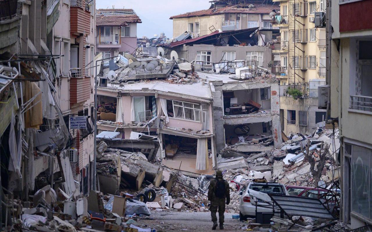 A Turkish soldier walks among destroyed buildings in Hatay, on February 12, 2023, after a 7.8-magnitude earthquake struck the country's south-east.
 The death toll from a massive earthquake that hit Turkey and Syria climbed to more than 20,000 on February 9, 2023, as hopes faded of finding survivors stuck under rubble in freezing weather.
Yasin AKGUL / AFP