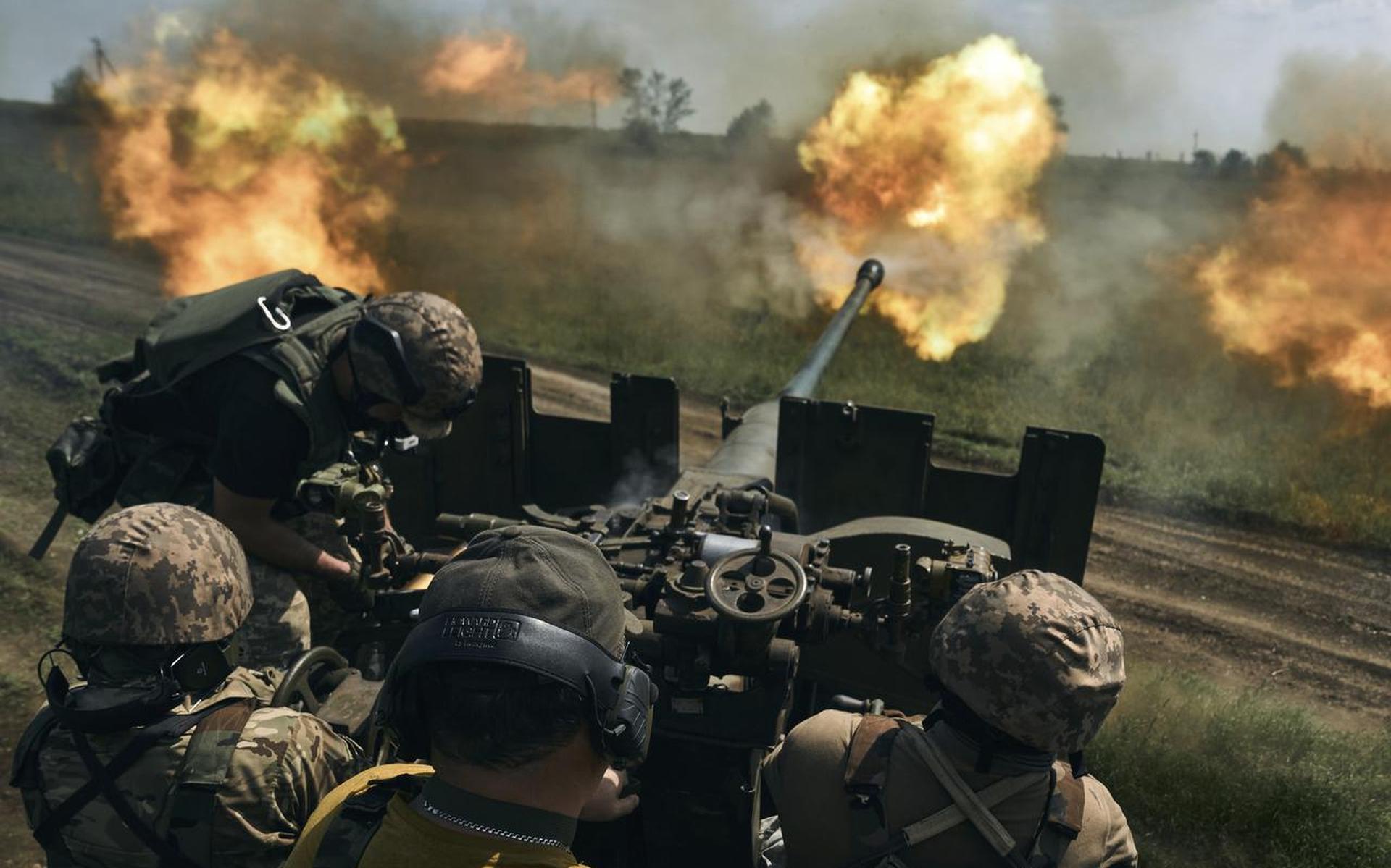 Oekraïense militairen nemen posities van de Russen bij Bachmoet onder vuur.