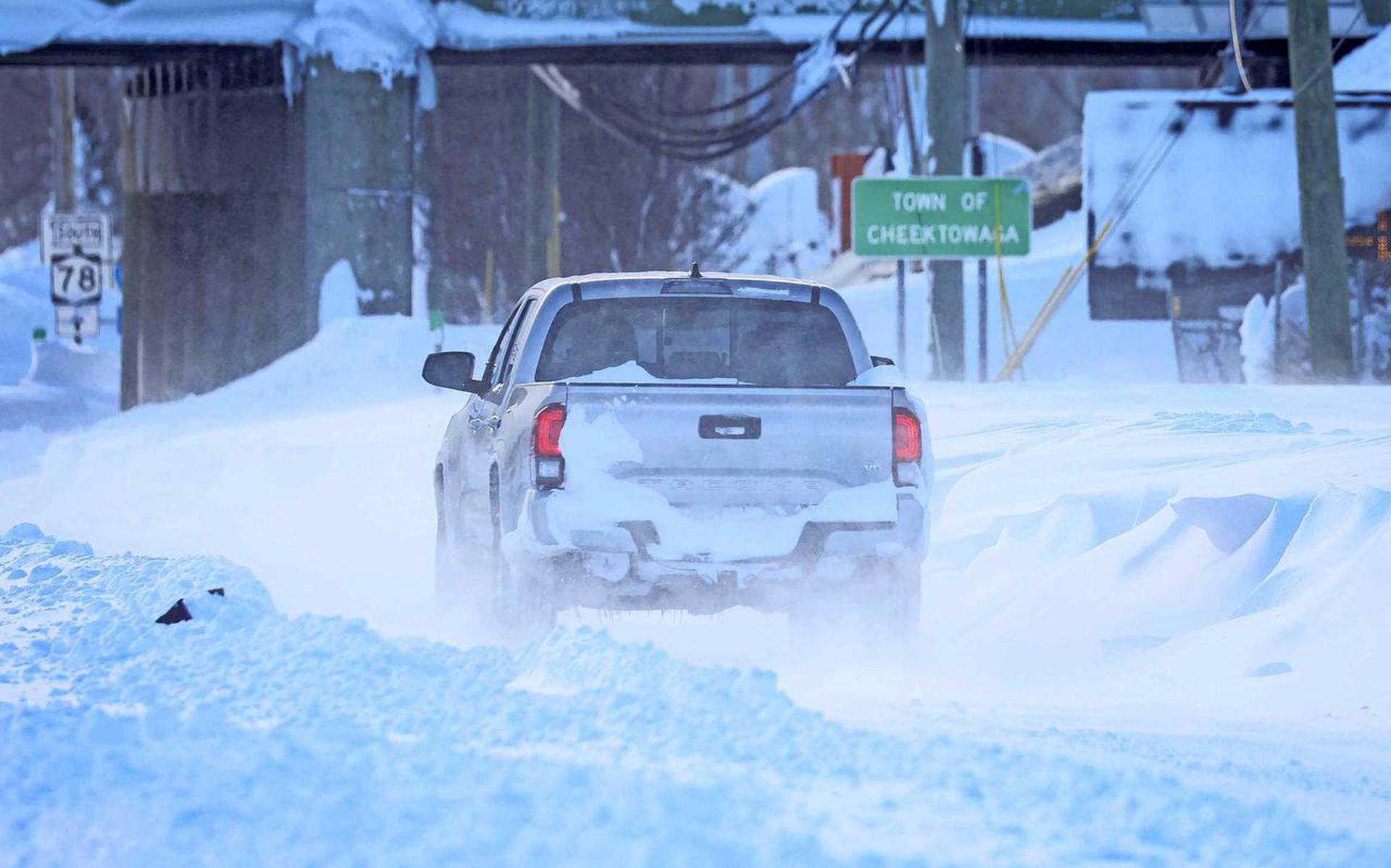 Een enorme laag sneeuw heeft de stad Buffalo volledig lamgelegd