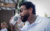 Rapper Timati drinkt een eerste Stars-koffie.