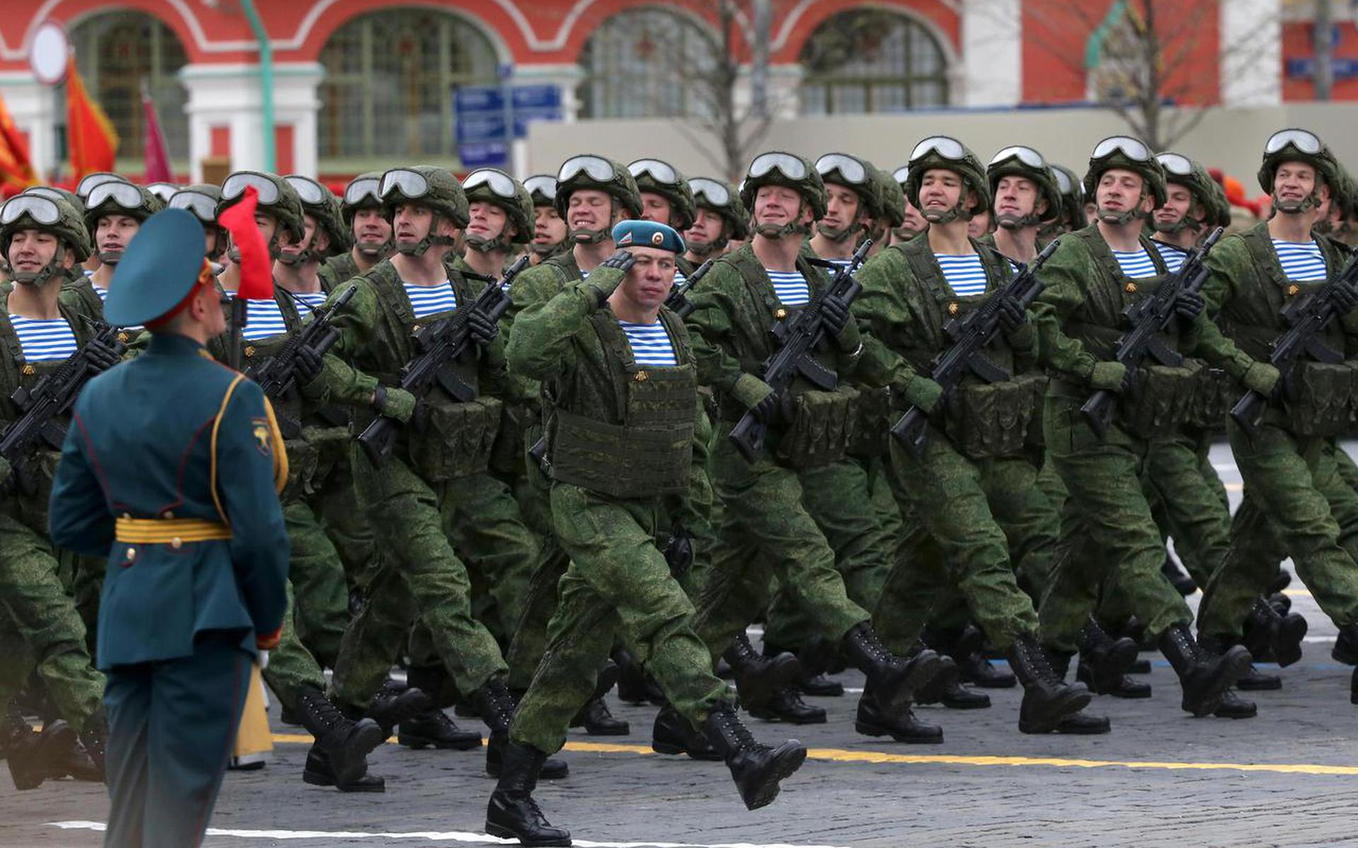 De Spetsnaz tijdens een militaire parade in Moskou in een karakteristiek blauw-wit hemd.