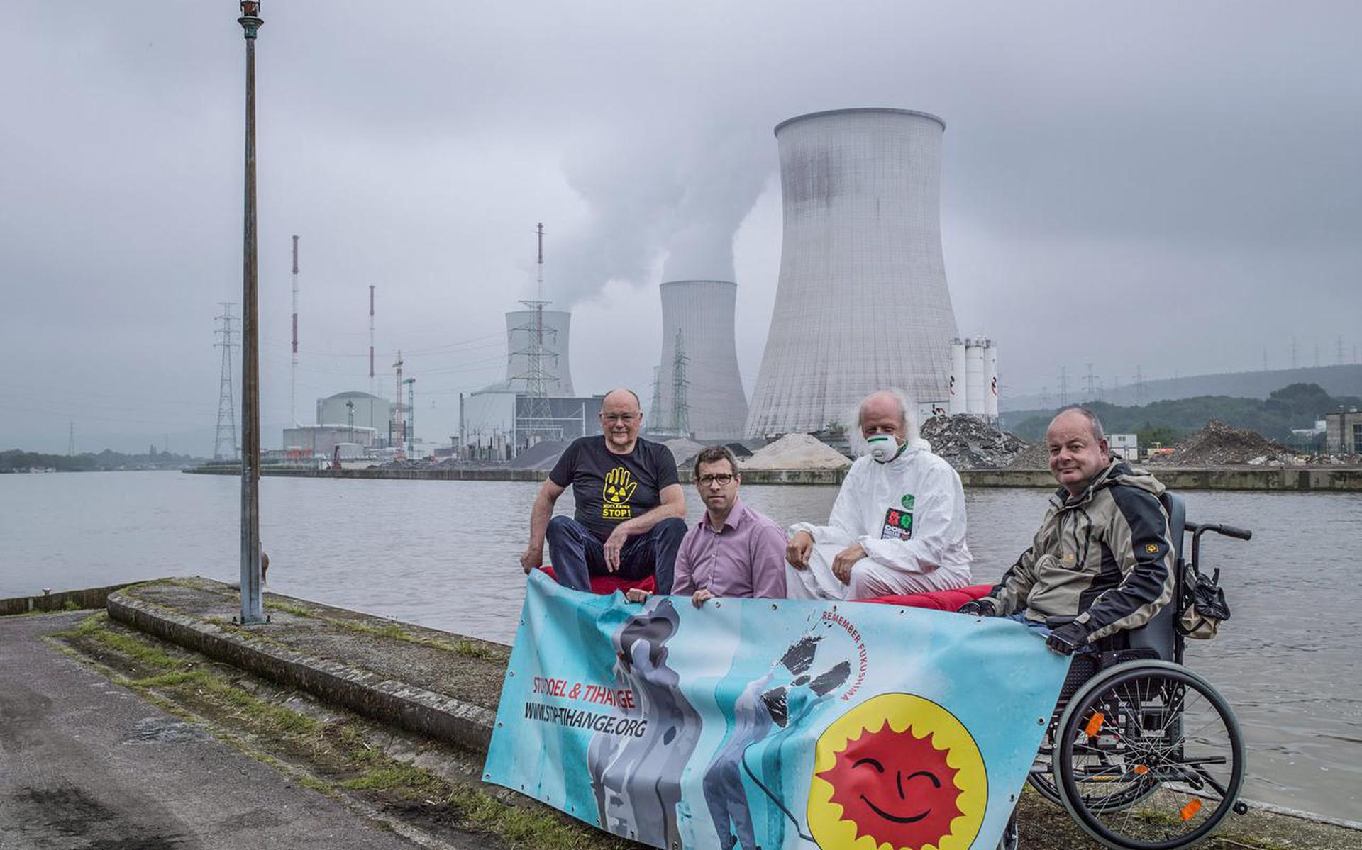 Léo Tubbax, Jörg Schellenberg, Marc Alexander, Rob Hoenen van Stop Tihange demonstreerden in 2016 bij de ‘scheurtjesreactor’