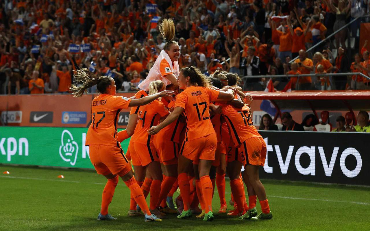 De speelsters van Oranje, met op de voorgrond Fenna Kalma, vieren de late 1-0.