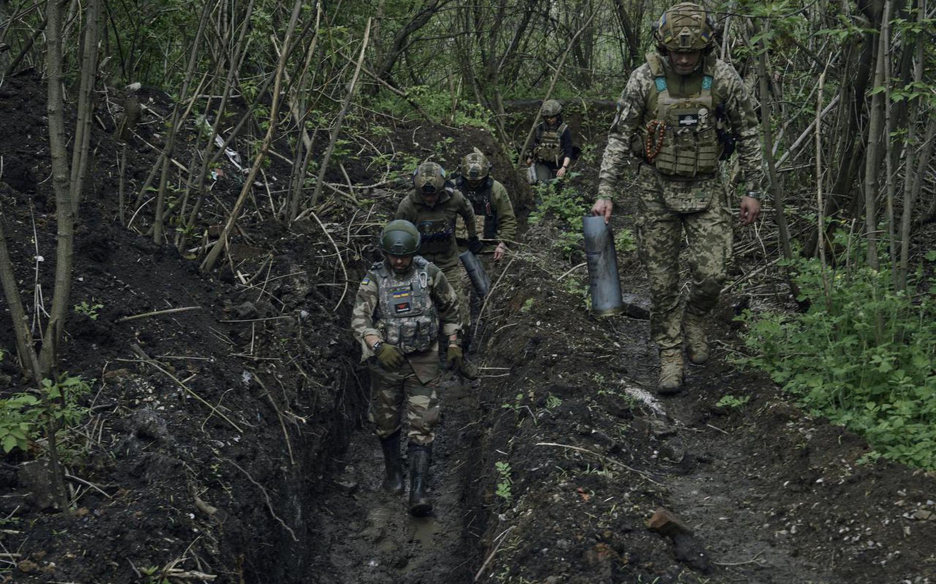 Oekraïense soldaten lopen door een loopgraaf bij de stad Bachmoet. De grote vraag is wanneer het strijdtoneel zich verder zal verplaatsten richting Russisch (grond)gebied.