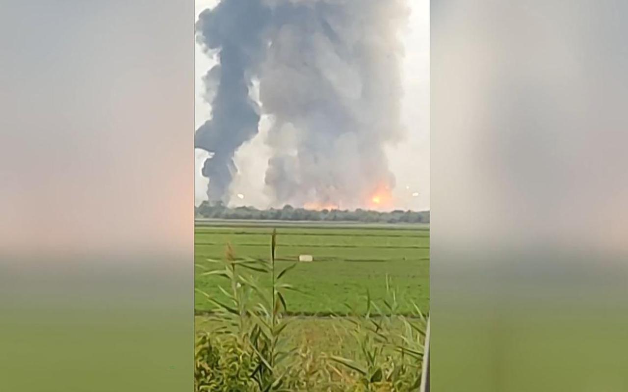 Dit beeld uit een video laat de explosies en rookwolken zien boven een munitiedepot bij Dzjankoj.