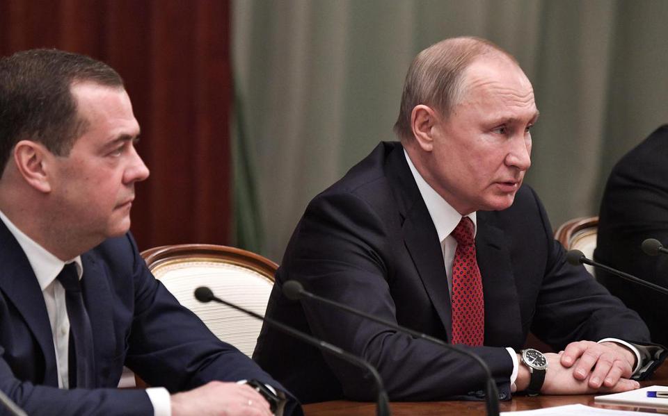 De Russische president Vladimir Poetin (r.) met naast hem vertrouweling Dmitri Medvedev in 2020 in Moskou.
