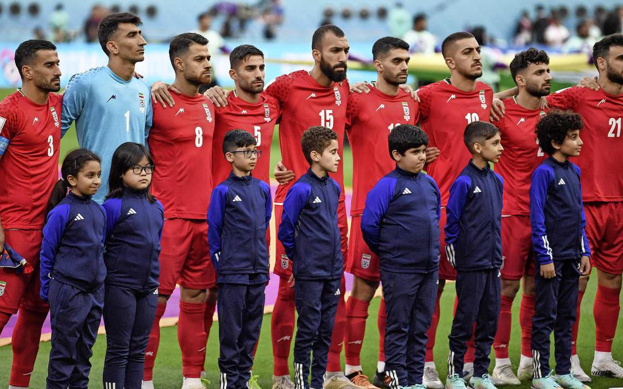 De spelers van Iran weigerden maandag op het WK voetbal mee te zingen met het volkslied uit protest tegen het hard neerslaan van protesten door de Iraanse autoriteiten.