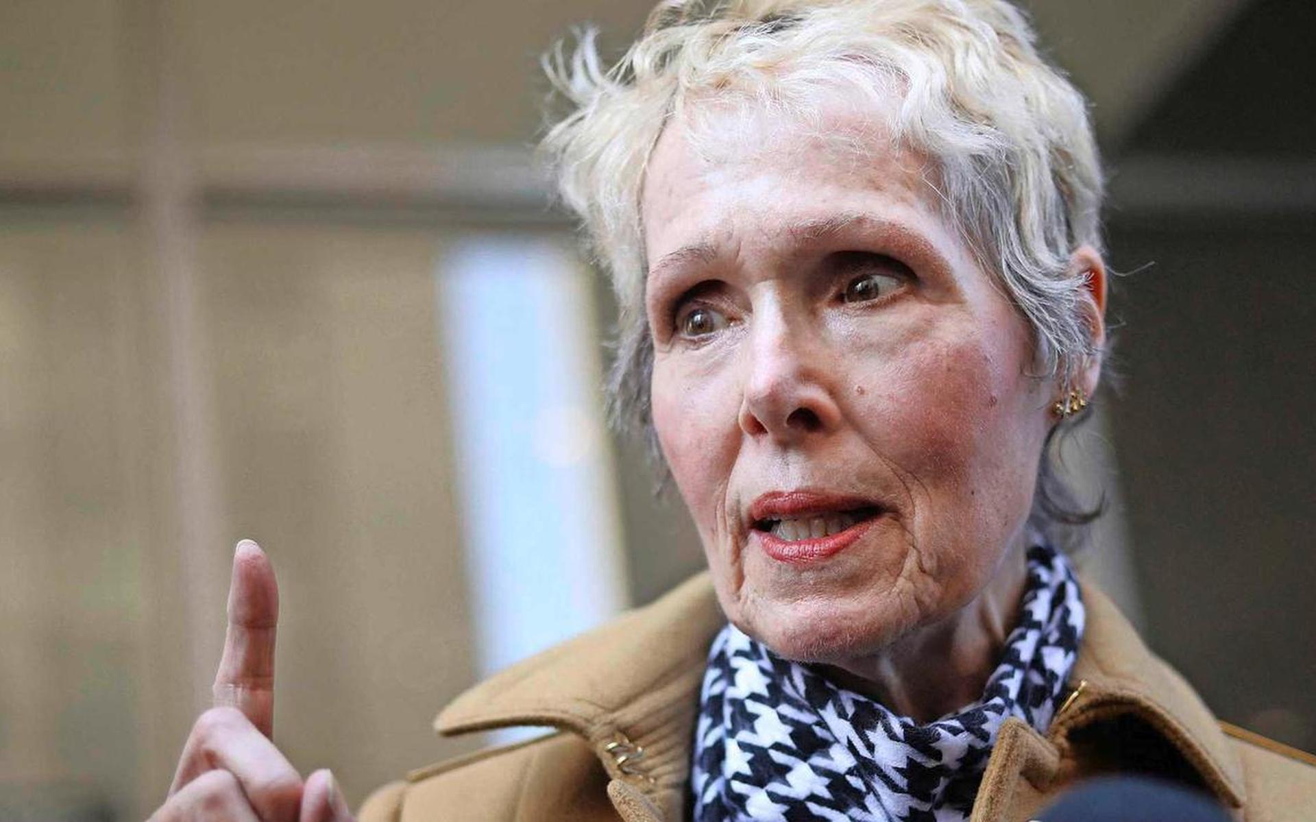 E. Jean Carroll zegt dat Trump haar in de jaren 90 in een pashokje verkrachtte.