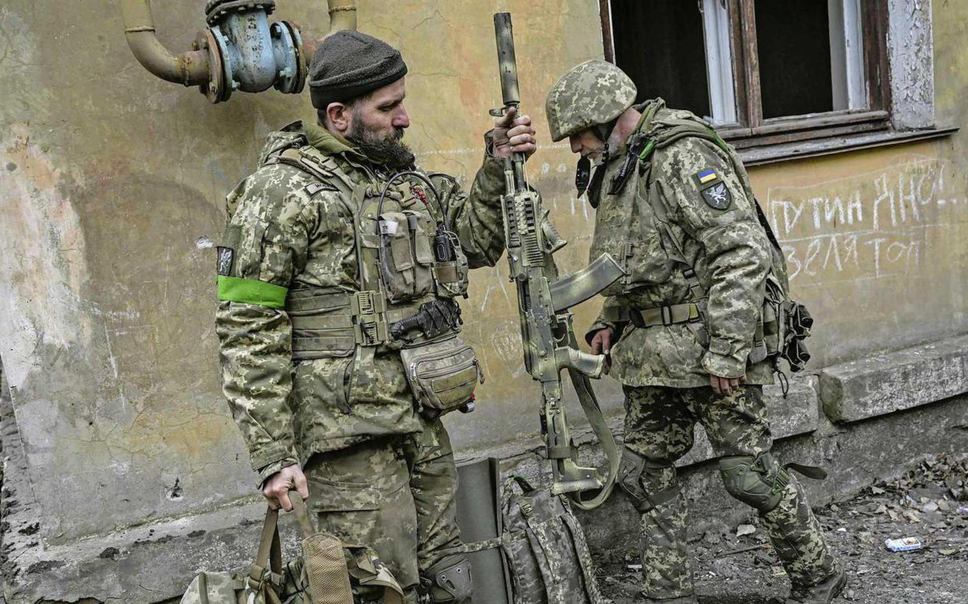 Het Oekraïense leger heeft zware verliezen geleden rond Bachmoet. Volgens een lokale commandant zijn alleen verse troepen onvoldoende om succesvol in de tegenaanval te gaan en heeft Kiev vooral een tekort aan in de strijd geharde militairen.