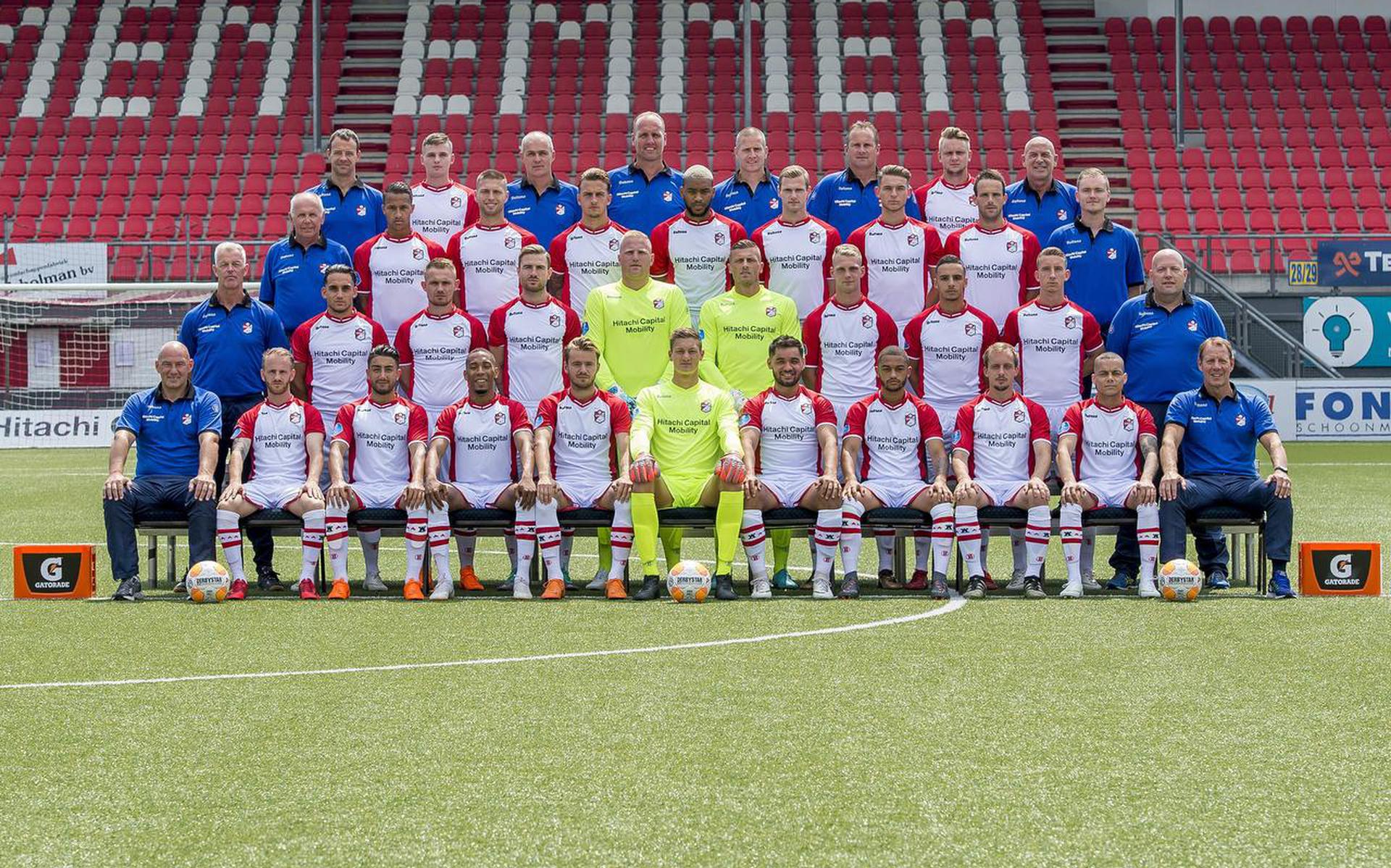 Teamfoto van FC Emmen aan het begin van de competitie. Foto Cor Lasker