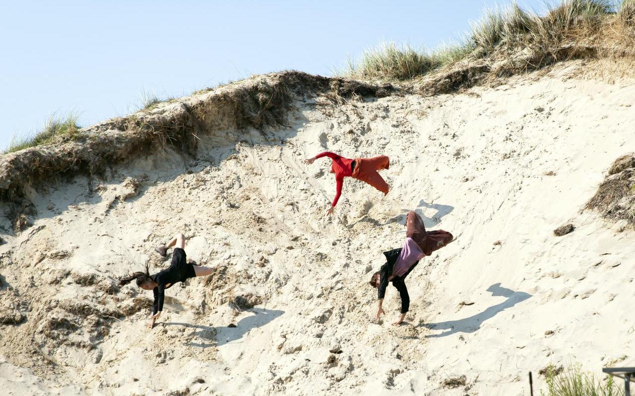 De Dansers ‘shaken’ zichzelf de zandafgraving in. Foto Nichon Glerum De Dansers ‘shaken’ zichzelf de zandafgraving in. Foto Nichon Glerum
