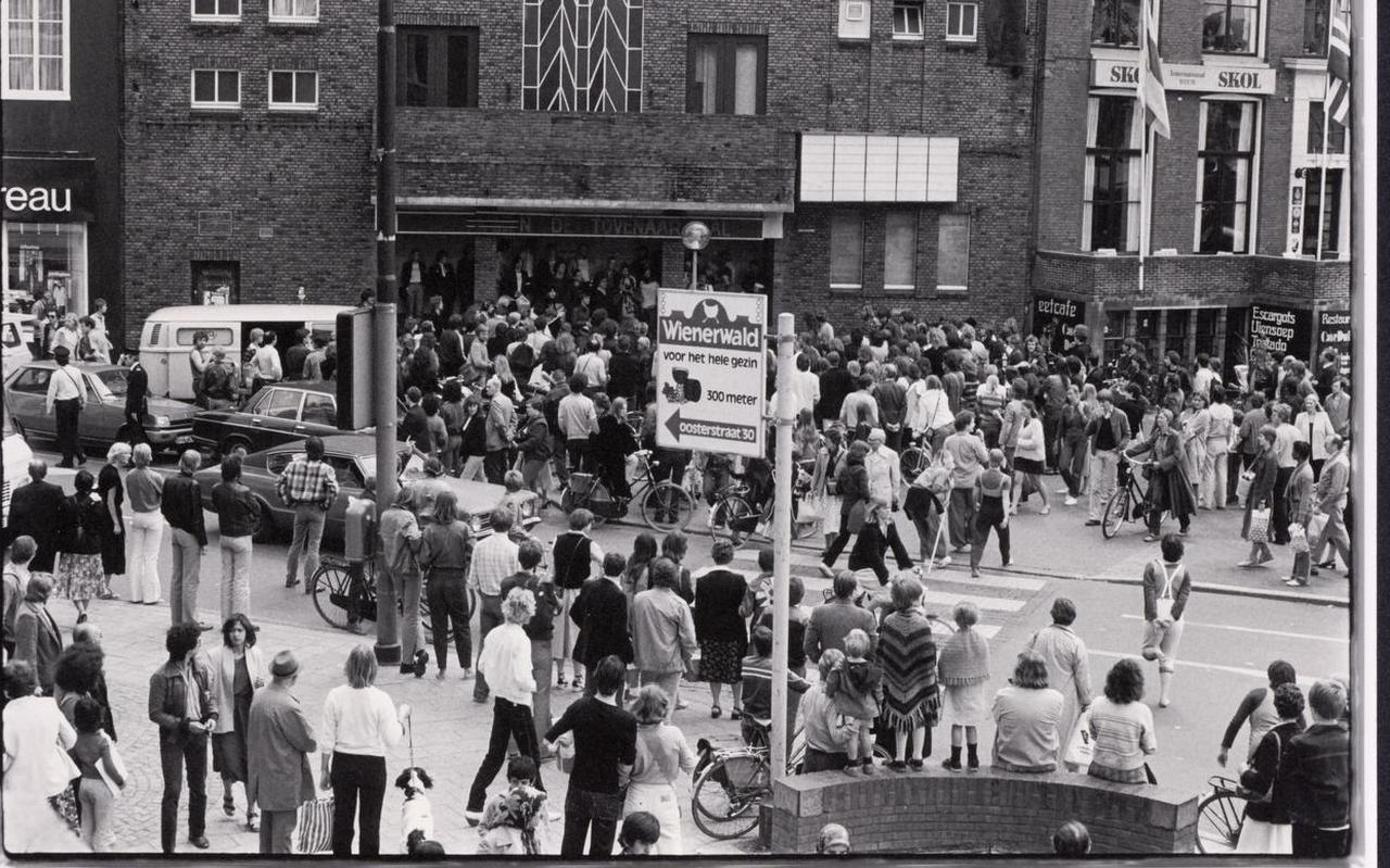 Beelden van 31 mei 1980, volgend op de nacht dat het Grand Theatre werd gekraakt door Ruimte voor Kultuur, met onder Jan Stelma en Jos Thie (met megafoon). Beelden van 31 mei 1980, volgend op de nacht dat het Grand Theatre werd gekraakt door Ruimte voor Kultuur, met onder Jan Stelma en Jos Thie (met megafoon).