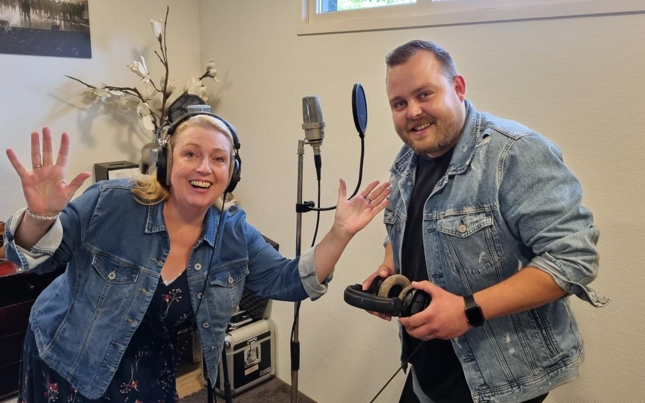 Zangeres Wia Buze en fan van het eerste uur Jasper Wever zingen samen 'As ik denk aan die' Zangeres Wia Buze en fan van het eerste uur Jasper Wever zingen samen 'As ik denk aan die'